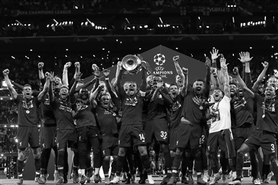 持续拉扯他 持续拉扯他